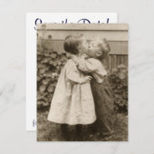 ヴィンテージの子供たちのガーデンでのキス Save the Date 招待状 (正面/裏面)