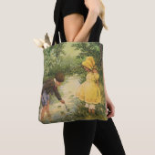 ヴィンテージの子供たち、少年と少女が小川で遊ぶ トートバッグ (クローズアップ)