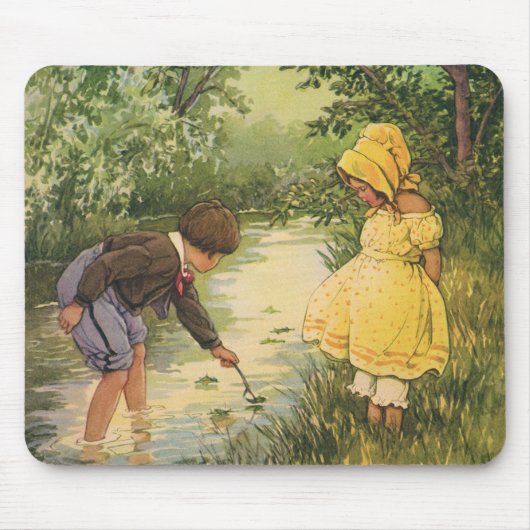 ヴィンテージの子供たち、少年と少女が小川で遊ぶ マウスパッド (正面)