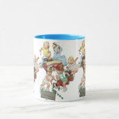 ヴィンテージの子供たち 幼児が消防車と遊ぶ マグカップ (中央)