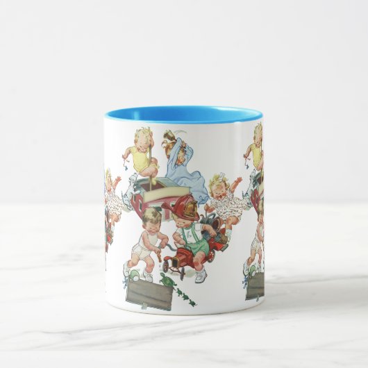 ヴィンテージの子供たち 幼児が消防車と遊ぶ マグカップ (中央)