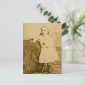 ヴィンテージの子供のポートレート – レースアップブーツの女の子 ポストカード (スタンド正面)