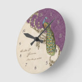 ヴィンテージの孔雀及びエッチングのパーソナライズな結婚式 ラウンド壁時計 (傾斜)