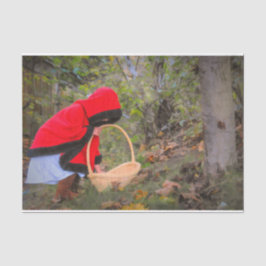 ヴィンテージの少女がレッドケープグリーンフォレストアートを着て 薄葉紙