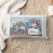 ヴィンテージの少女が子羊に追われる ランバークッション (ブランケット)