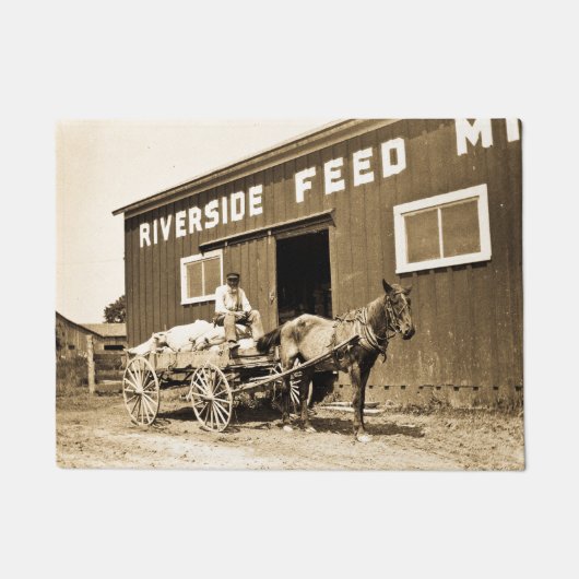 ヴィンテージの川岸の飼料工場の農業馬ワゴン ドアマット (正面)