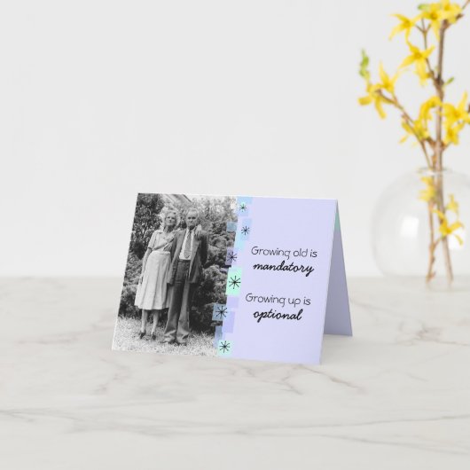 ヴィンテージの年配のカップルの成長する古いバースデー・カード カード (黄色い花)