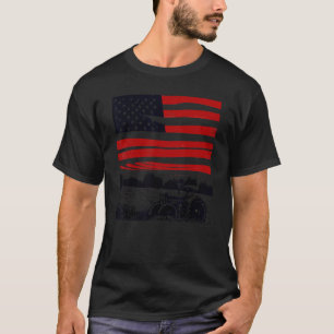 ヴィンテージの愛国的なトラクターでアメリカの農場の旗 Tシャツ