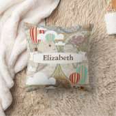 ヴィンテージの探検家の熱気は世界地図の名前を風船のようにふくらませます クッション (ブランケット)