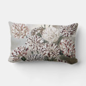 ヴィンテージの斑入りのカーネーションの花と灰色の空 ランバークッション (裏面)