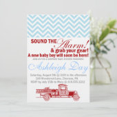 ヴィンテージの普通消防車の青いシェブロンのベビーシャワーの招待 招待状 (スタンド正面)