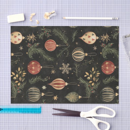 ヴィンテージの暗いクリスマスオーナメントと葉 薄葉紙 (クラフト)