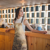 ヴィンテージの植物の川のそばのキリンのシーン エプロン