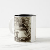 ヴィンテージの男の子と犬の休憩陶器のマグカップ ツートーンマグカップ (正面左)