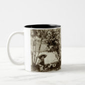 ヴィンテージの男の子と犬の休憩陶器のマグカップ ツートーンマグカップ (左)