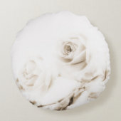 ヴィンテージの白いバラの花 ラウンドクッション (裏面)