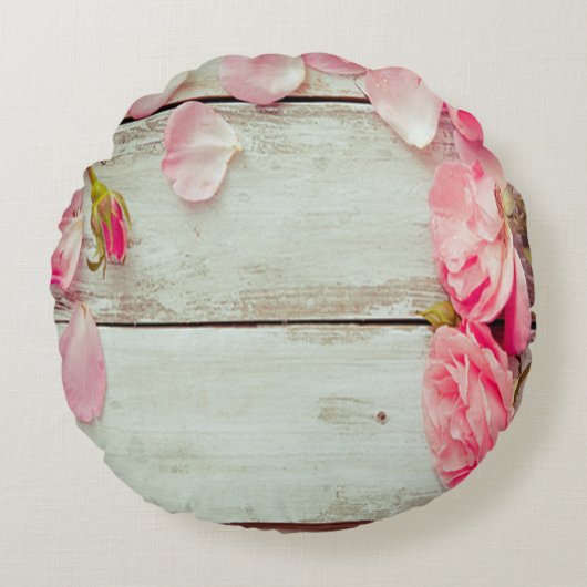 ヴィンテージの白い木製の壁のピンクのバラ、ぼろぼろの上品 ラウンドクッション (正面)