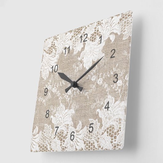 ヴィンテージの粗野な国ベージュのバーラップと白いレース スクエア壁時計 (傾斜)
