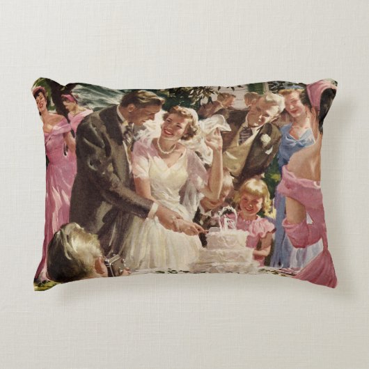 ヴィンテージの結婚式の新郎新婦ケーキを切る アクセントクッション (正面)