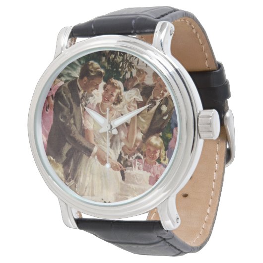 ヴィンテージの結婚式の新郎新婦ケーキを切る 腕時計 (アングル)