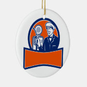 ヴィンテージの給油所付き添い人の円のレトロ セラミックオーナメント (右)