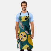 ヴィンテージの継ぎ目のない模様（黄レモン、枝） エプロン (着用した状態)