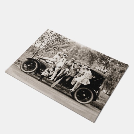 ヴィンテージの自動車で提起しているMack Sennettの女の子 ドアマット (アングル)