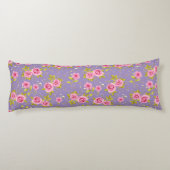 ヴィンテージの花のローズピンクの紫色パターン ボディピロー (裏面)