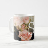 ヴィンテージの花の大きいモノグラム コーヒーマグカップ (正面左)