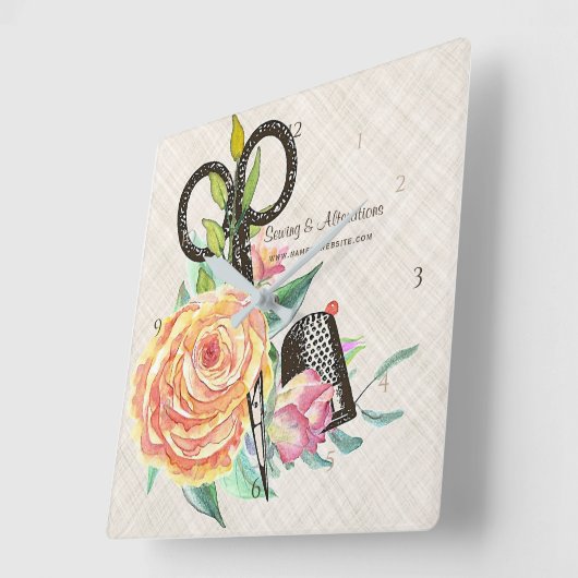 ヴィンテージの花の裁縫婦のはさみおよび指ぬき スクエア壁時計 (傾斜)