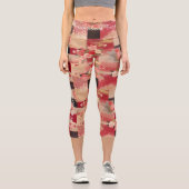 ヴィンテージの花：赤いフローラパッチワークパターン カプリレギンス (正面)