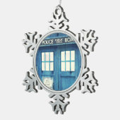 ヴィンテージの警察は公共呼出し箱に電話をかけます スノーフレークピューターオーナメント (右)