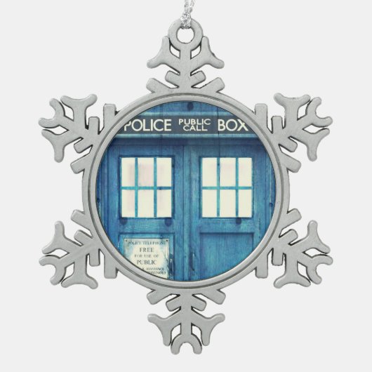 ヴィンテージの警察は公共呼出し箱に電話をかけます スノーフレークピューターオーナメント (正面)