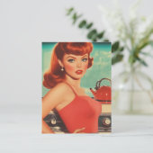 ヴィンテージの赤いドレスを着たキッチンの女性 ポストカード (スタンド正面)