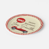ヴィンテージの赤いレースカーおよび旗100の誕生日 ペーパープレート (アングル)
