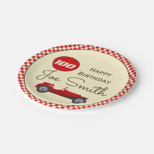 ヴィンテージの赤いレースカーおよび旗100の誕生日 ペーパープレート (アングル)