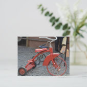 ヴィンテージの赤い三輪車のバイクは乗車を可能にします ポストカード (スタンド正面)