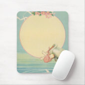 ヴィンテージの赤ちゃんを運ぶコウテイペンギン（ピンクの毛布に包まれた女の赤ちゃん） マウスパッド (マウス)