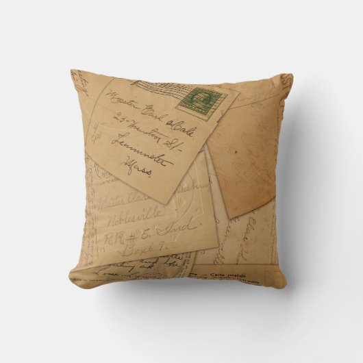 ヴィンテージの郵便はがきのコラージュ クッション (正面)