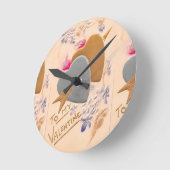 ヴィンテージの銀及び金ゴールドのハートのバレンタインの郵便はがき ラウンド壁時計 (傾斜)