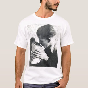 ヴィンテージの陽気なカップルの情熱のキス Tシャツ