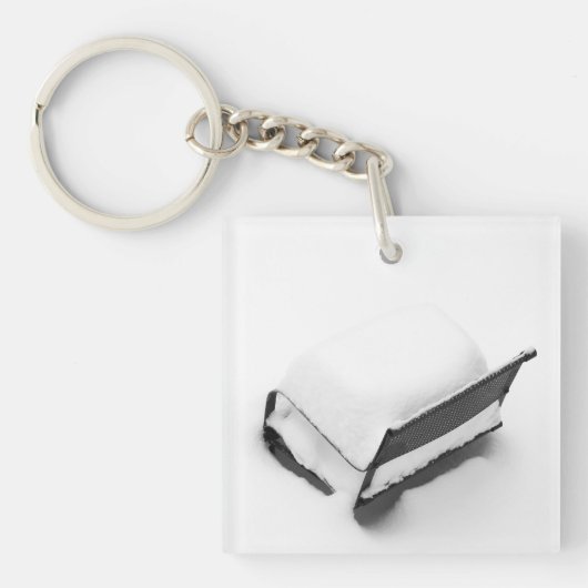 ヴィンテージの雪に満ちた金属製の芝生椅子 キーホルダー (正面)