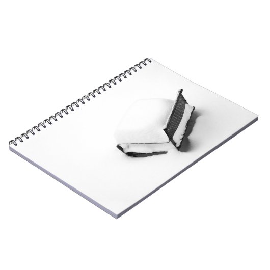 ヴィンテージの雪に満ちた金属製の芝生椅子 ノートブック (左側)