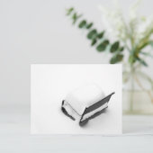 ヴィンテージの雪に満ちた金属製の芝生椅子 ポストカード (スタンド正面)