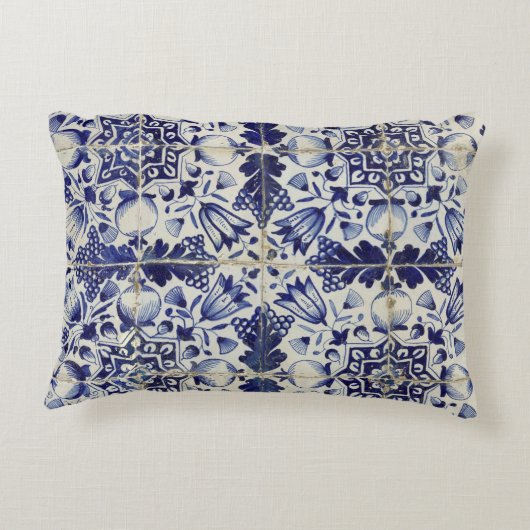 ヴィンテージの青い白いタイルパターン アクセントクッション (裏面)