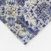 ヴィンテージの青い白いタイルパターン フリースブランケット (角)
