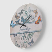 ヴィンテージの青い蝶のパタパーソナライズされたーン ラージ壁時計 (傾斜)