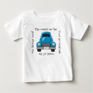 ヴィンテージの青いChevyのトラックの車輪はワイシャツのあたりで行きま ベビーTシャツ