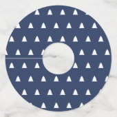 ヴィンテージの青と白のクリスマスツリーパターン ワイングラスタグ (正面)