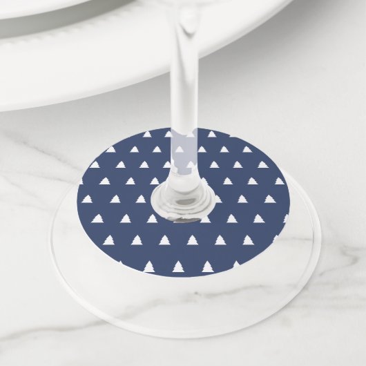 ヴィンテージの青と白のクリスマスツリーパターン ワイングラスタグ (クローズアップ)